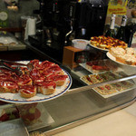 El Xampanyet - カウンターにタパスがいろいろ