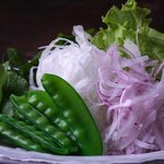 Kassai Chuubouzen - ”活菜”然サラダ　980円　生のままで2種類のドレッシングでどうぞ！！
