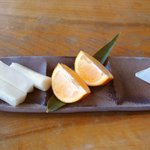麦とろ童子 - 左から「伊豆特産”ニューサマーオレンジ”」、「大根の漬物」、「鰻用の山椒」