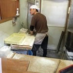 腰の入った手切り作業は目を離してできる熟練振り24/4/2016撮影了解済