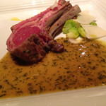 インカント - 仔羊骨付きロースの猟師風