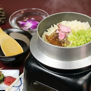 味のベースをきっちり決めるこだわり出汁♪釜飯やお鍋でご堪能☆