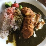 フォトベル カフェ - 本日のカレーランチ1,280円。
この日はタンドーリチキン付きのホウレンソウのカレー。

チキンが意外に大きめ！！