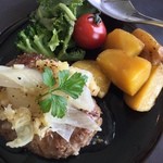 フォトベル カフェ - ハンバーグプレートランチ1,400円。
しょうがと玉ねぎが乗っている和風ハンバーグ。
添えてあるジャガイモはインカのめざめ？サツマイモのように甘かった。