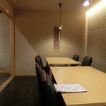 割烹 八彩 - 奥のテーブル席。