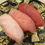 Kamezushi - マグロ三貫盛り