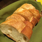 Le Comptoir allant - お通しのバゲット チャージは1人300円です