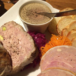 Le Comptoir allant - 紫キャベツのマリネとキャロットラペも添えられてました