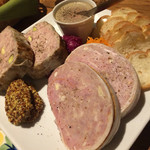 Le Comptoir allant - 冷製アラカルト 3品 1800円 鶏白レバームース、鶏のガランティーヌ、パテドカンパーニュ