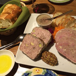 Le Comptoir allant - 冷製アラカルト 3品 1800円 鶏白レバームース、鶏のガランティーヌ、パテドカンパーニュ お通しのバゲット