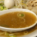 新広島 らーめん 味喜 - スープは、ふじもとみたいな塩っぱさはありません。