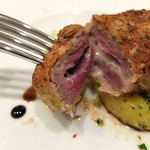 Variante - 201604 仔羊(ラム)肉のカツレツ。ゴルゴンソーラが挟んであって赤ワインにピッタリ！衣に混ぜたヘーゼルナッツが赤ワインのナッツのような香りともリンクしてる