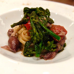 Variante - 201604 卵を使った平打ちパスタはぷりぷりした食感。お皿の周りに散りばめたボッタルガ(カラスミ)の香りもアクセント