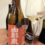 Variante - 201604 日本酒：白影泉 純米吟醸 しもむら 16BY。10年以上熟成された琥珀色の日本酒。凝縮された旨みとホタルイカの肝の味わいが相性バッチリ