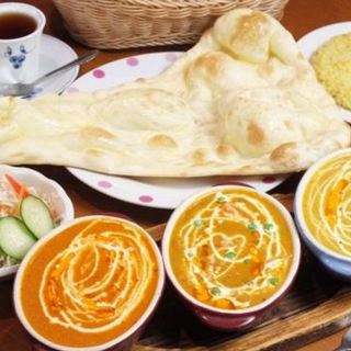 約25種類もの本格インドカレーやチーズたっぷりのナンは必食！