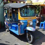 青いトゥクトゥク（三輪自動車）