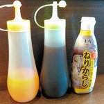 竹乃家 - ドレッシングと辛子。