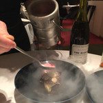 レストラン ラ フィネス - 2品目のチョコレートのデセールには、液体窒素を投入