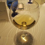 リストランテ パドリーノ・デル・ショーザン - グラスに注いだコルトン・シャルルマーニュは見事な黄金色^^;