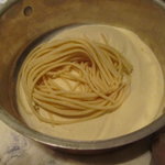 リストランテ パドリーノ・デル・ショーザン - スタッフによるビゴリ（パスタの一種）の絞り出し実演３