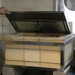 ステーキハウス igarasi - 厨房には炭火焼器があります