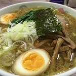 元祖桃家 - とんこつ醤油の割にあっさり。
            
            普通。と感じながらもまた食べたくなる味。
            
            実はそれこそが本当に美味いという事じゃないかと思います。