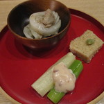 小料理 すず乃 - 二種のアスパラ　バーニャカウダソース、胡麻豆腐、ツナと新玉ねぎのマリネ