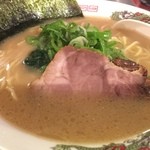 Ambo San - 焼鳥屋さんなのに本格的なラーメン
                        
                        高座豚の豚骨を使ったスープはコクがあるのにクドさがなく美味い