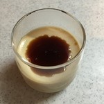 芦屋ぷりん - 芦屋プリン 黒糖 に添えられた波照間産の黒蜜をかけました