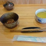 手打ち蕎麦 いしはら - まずそば茶と揚げそばが出てきます