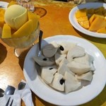 百果園 - 皿に釈迦頭　チェリモアといったほうが美味しそう