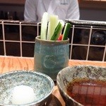 けとばし屋チャンピオンはなれ - まず出てきた野菜スティックと塩とてんつゆ