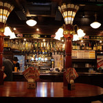 HUB - 店内（カウンター。ビールタップは5つ）