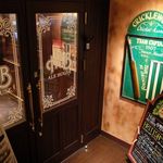 HUB - B1F入口（階段を降りると本当の入口があります）