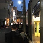 人類みな麺類 - 常に30人ほどの行列