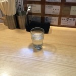 人類みな麺類 - カウンター席(水は自分で冷水器）