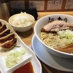 人類みな麺類 - らーめんmacro(800円)＋ご飯(150円)＋餃子(250円)