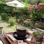 ダン-ドゥ-リオン - テラス席で庭を眺めながらのコーヒーは格別です。