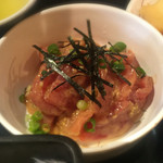 銀座 岩戸 - 【ランチ】しらすご飯（税込870円）
      小鉢にはまぐろ重のまぐろがたっぷり。