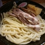 極太濁流ラーメン ら・けいこ - 麺上にはチャーシュー、メンマ、だし巻き、小海苔にナルト