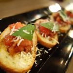 イタリアンバル アクア - ハーブの効いたフレッシュトマトのブリュスケッタ