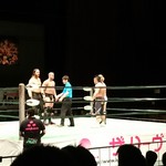 白 - なんと   なら100年会館   の建物見物にいったらコンサートホールでプロレスやっていて  はじめて見ました
      
      