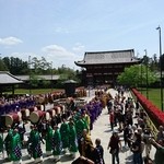 白 - たまたま  東大寺の   花まつり  千僧法要が  大仏殿で行われていました     