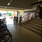 ましこ亭 - パチンコ屋の駐輪場の目の前にお店があります。