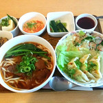 カフェレストりん - 台湾風牛肉麺。水餃子。トマトの玉子炒め。高菜の辛口炒め。キュウリのラー油あえ。冷奴。デザート