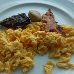 CHARM THAI - スクランブルエッグとベーコンなど