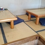 東野庵 - 店内奥の小上がり席