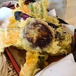 東野庵 - 「天もり」の天ぷらはプリップリの海老を含む8点盛