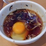 SOBAJIRO ～そば二郎～ - ある程度食べたらつけ汁に生卵、胡麻油、辣油を入れます。