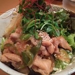 613 - ランチ時の丼もの（鶏肉と野菜の丼もの）